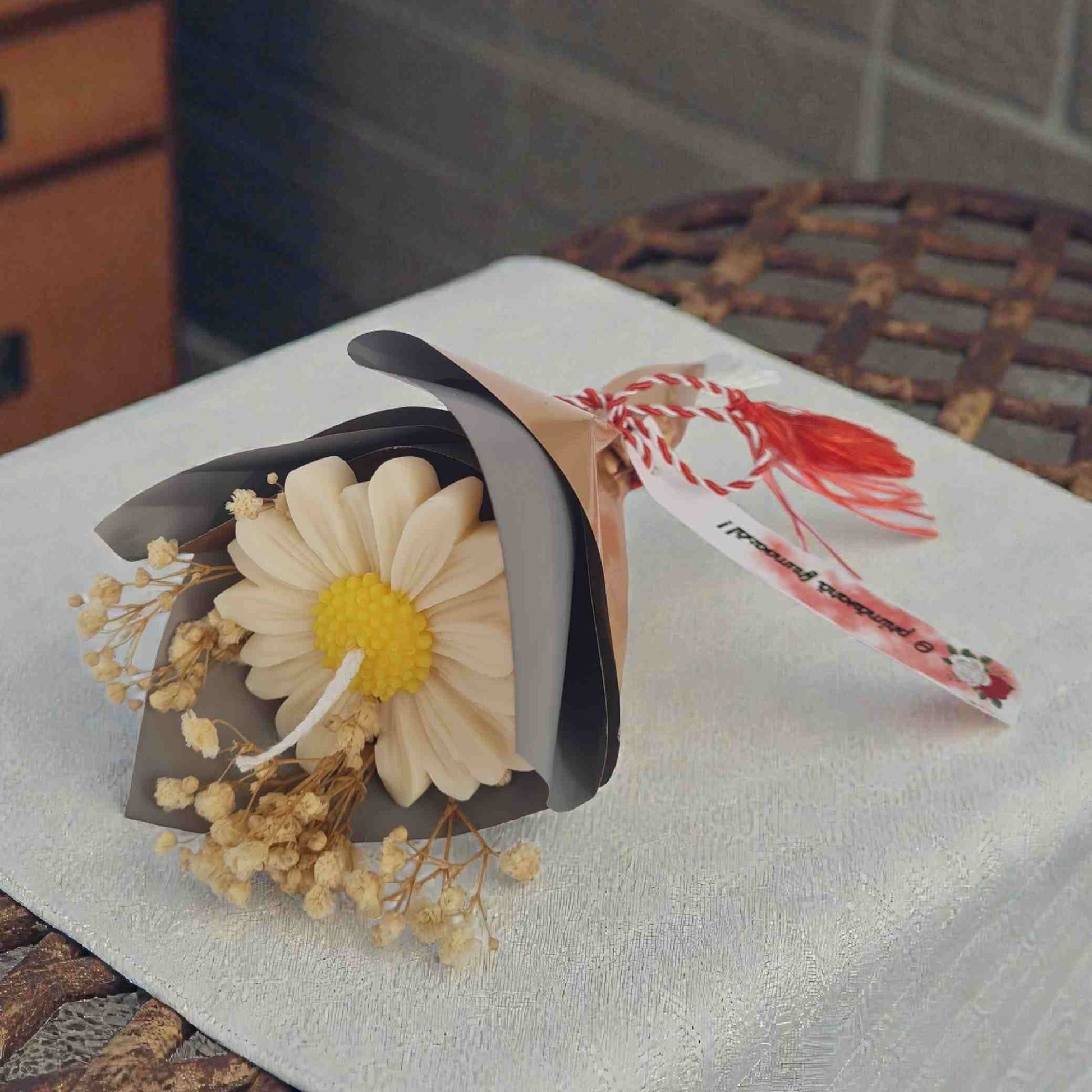 Martisor de 1 martie si 8 martie, mini buchet, margareta alba din ceara si flori uscate.