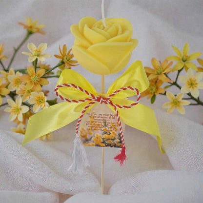 Martisor lumanare trandafir din ceara naturala de soia cu urari de primavara si snur de martisor.