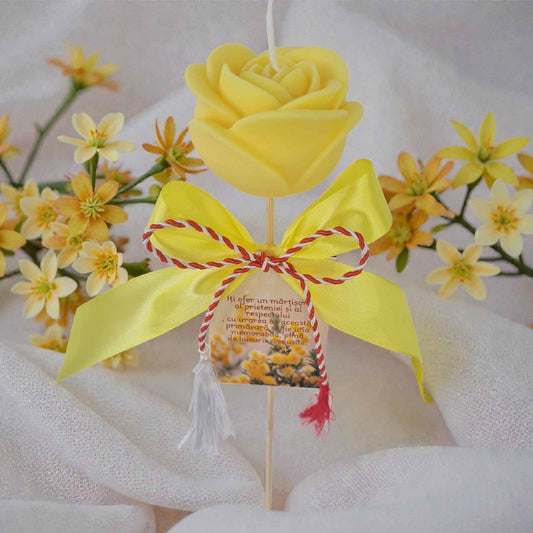 Martisor lumanare trandafir din ceara naturala de soia cu urari de primavara si snur de martisor.