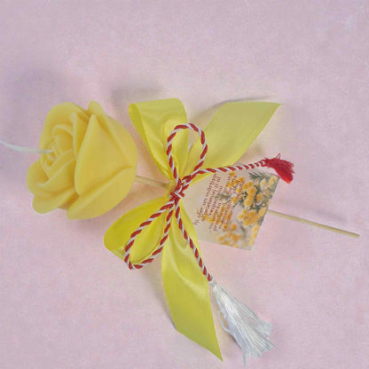 Martisor trandafir parfumat din ceara naturala, pe tija de lemn, urari de primavara.