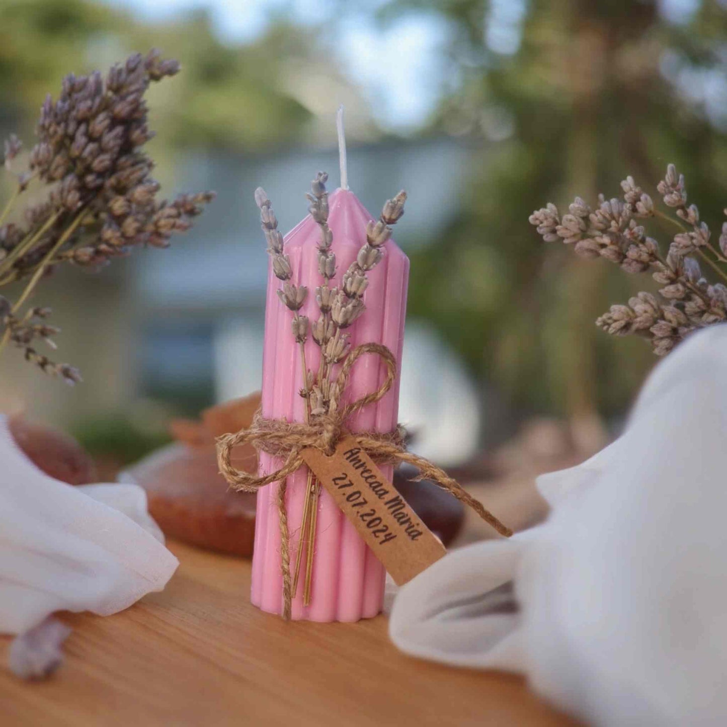 Marturie de Botez fetita eleganta, lumanare din ceara naturala de soia decorata cu flori uscate naturale.