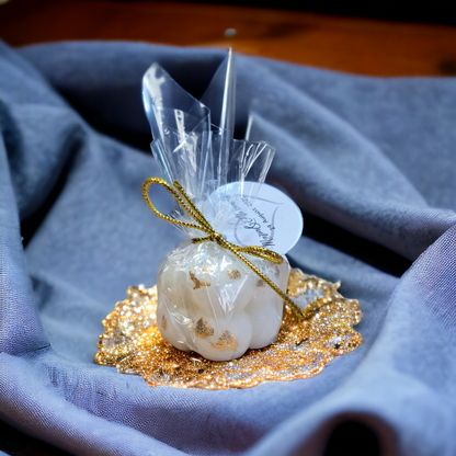 Marturii de nunta sau botez personalizate, lumanare bubble din ceara naturala cu foita de aur aplicata manual.