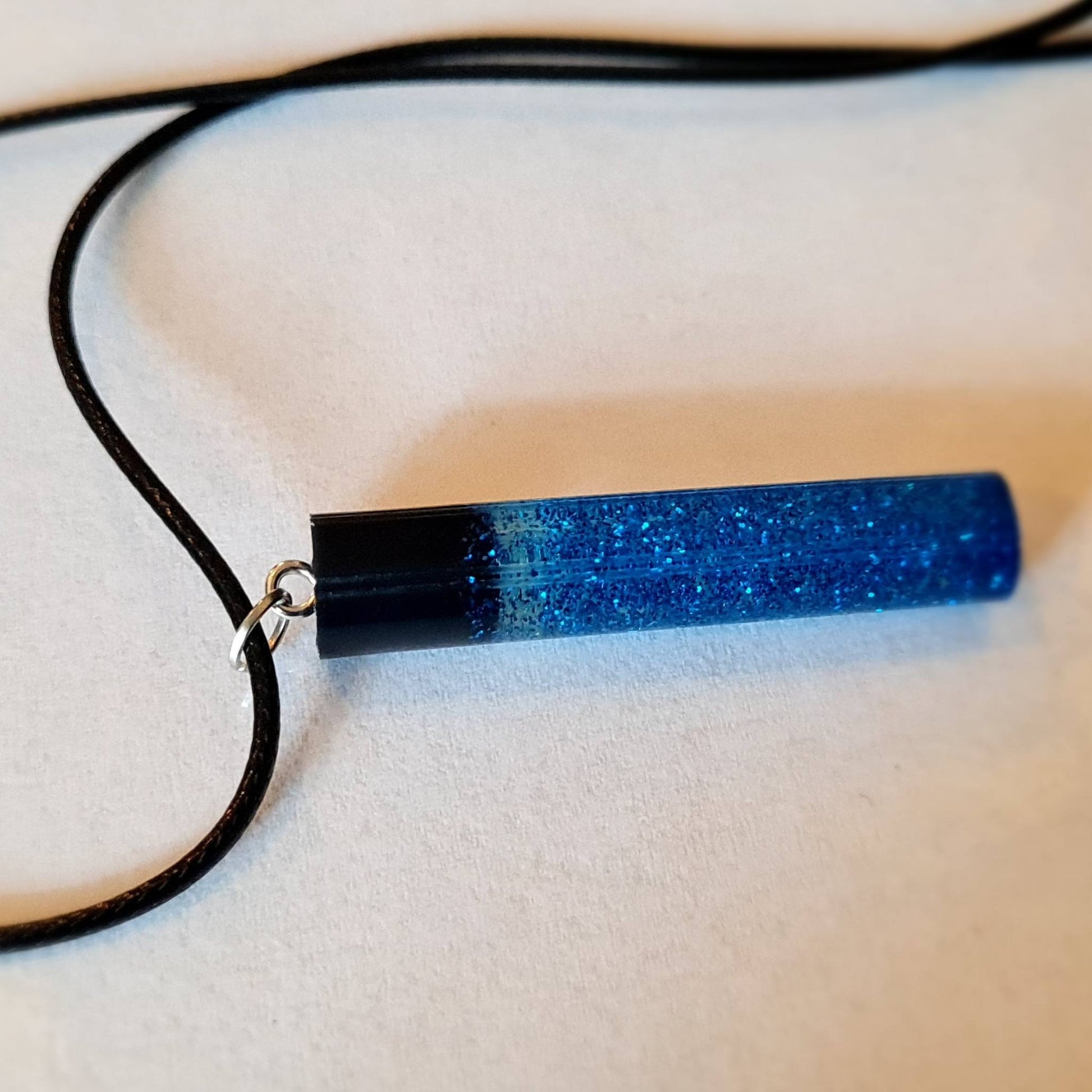 Pandantiv albastru cu sclipici cu snur negru, realizat handmade, fiind un cadou unic pentru ea.