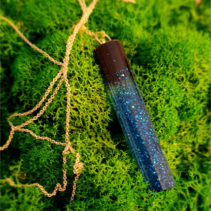 Pandantiv cilindric din rasina epoxidica si lantisor de argint, albastru cu sclipici, lucrat manual, fiind un cadou unic pentru ea.