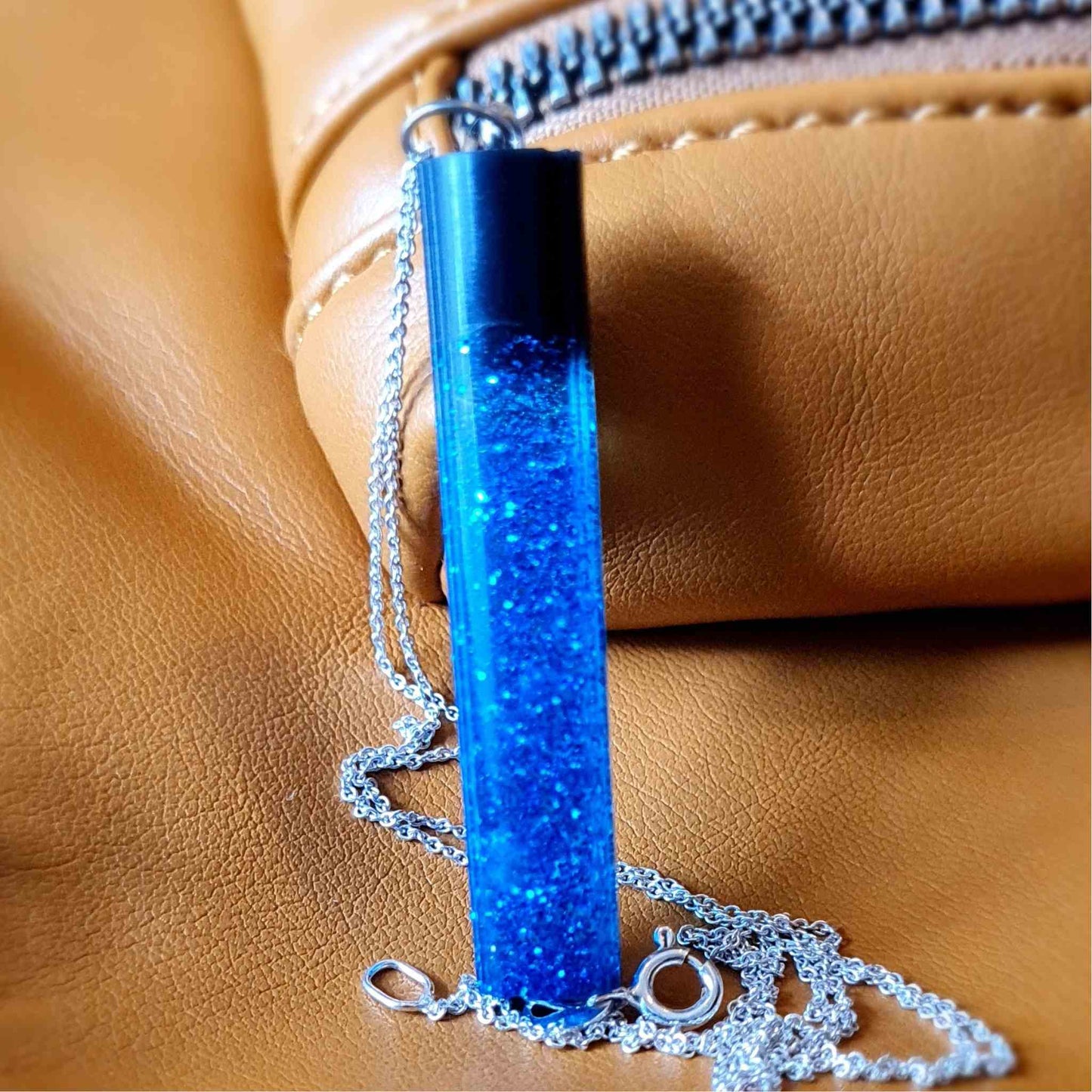 Pandantiv cilindric cu rasina epoxidica si sclipici, albastru, finisat manual de un artist handmade.