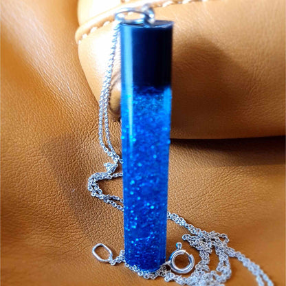 Pandantiv cu sclipici albastru, din rasina epoxidica si lantisor de argint, realizat manual de un artist handmade.