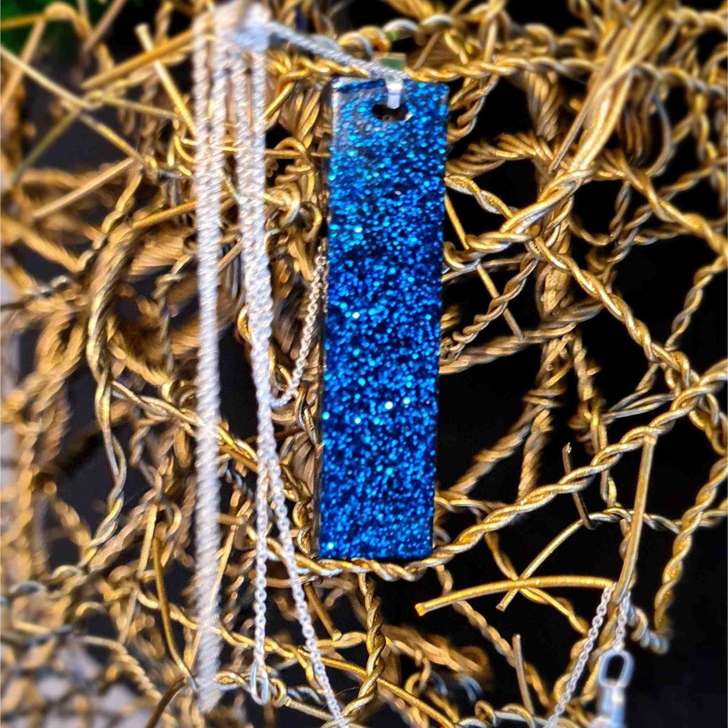 Pandantiv albastru, cu sclipici, din rasina epoxidica si lantisor de argint, realizat handmade, cadou unic pentru ea.