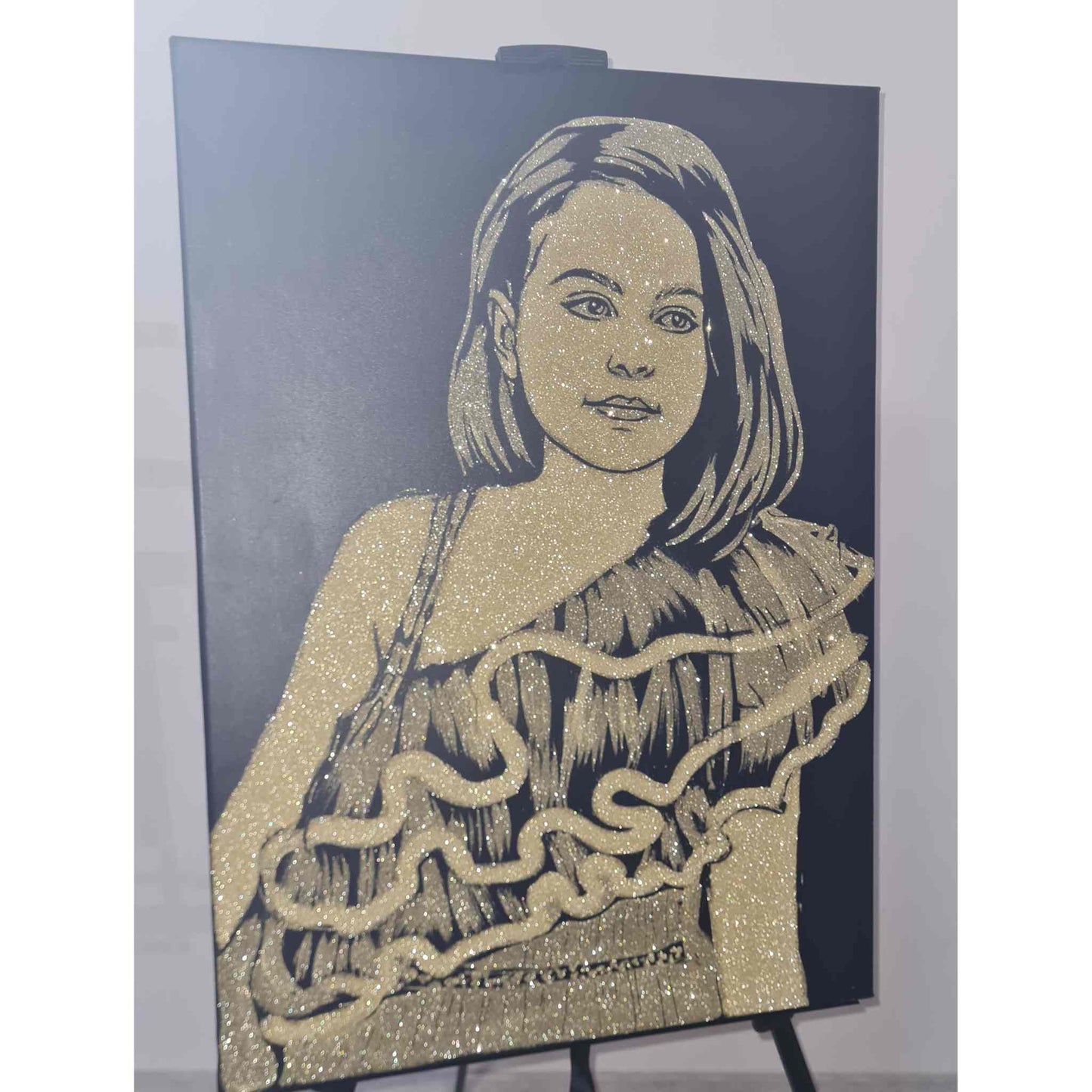 Portret cu sclipici auriu, personalizat dupa poza nasei, pictat manual, pe panza canvas de 50x70 cm.