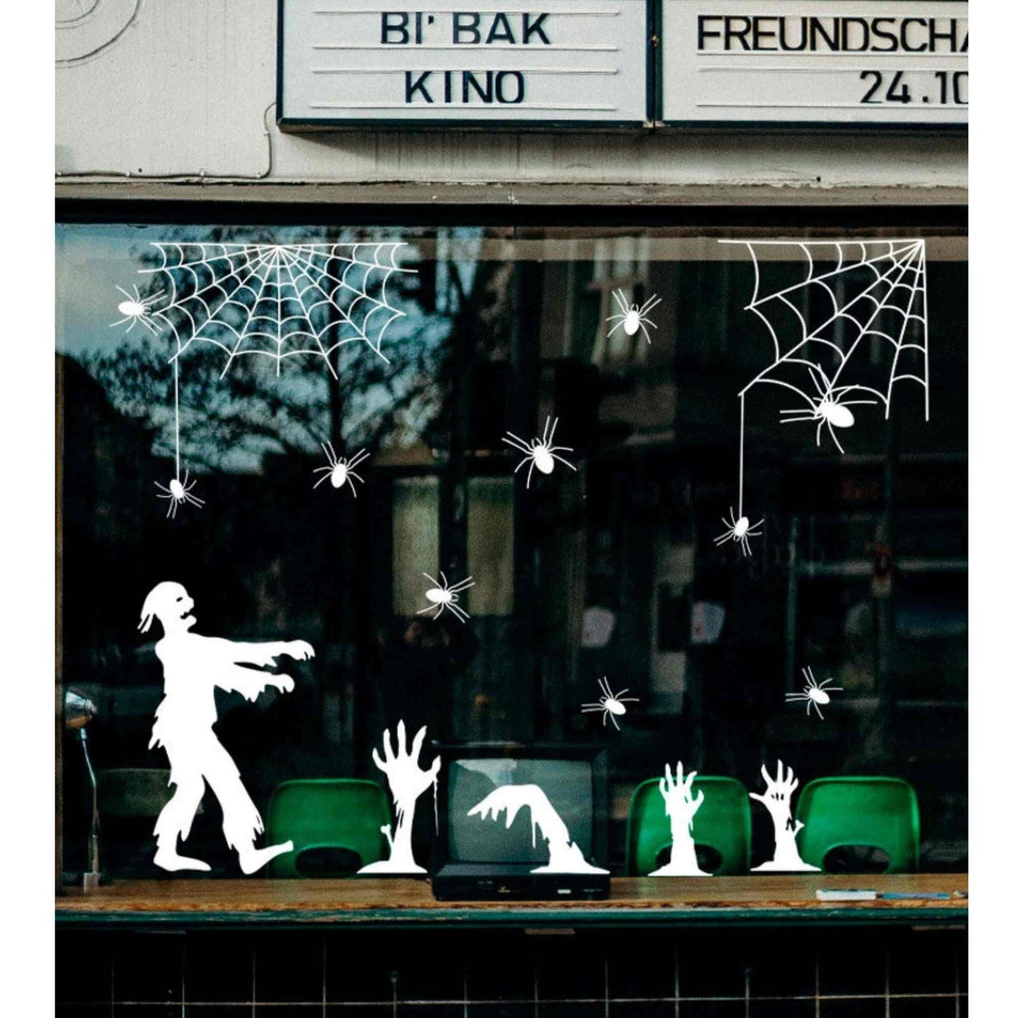 Set stickere albe de Halloween, pentru geam sau perete, cu panze de paianjen si zombie.