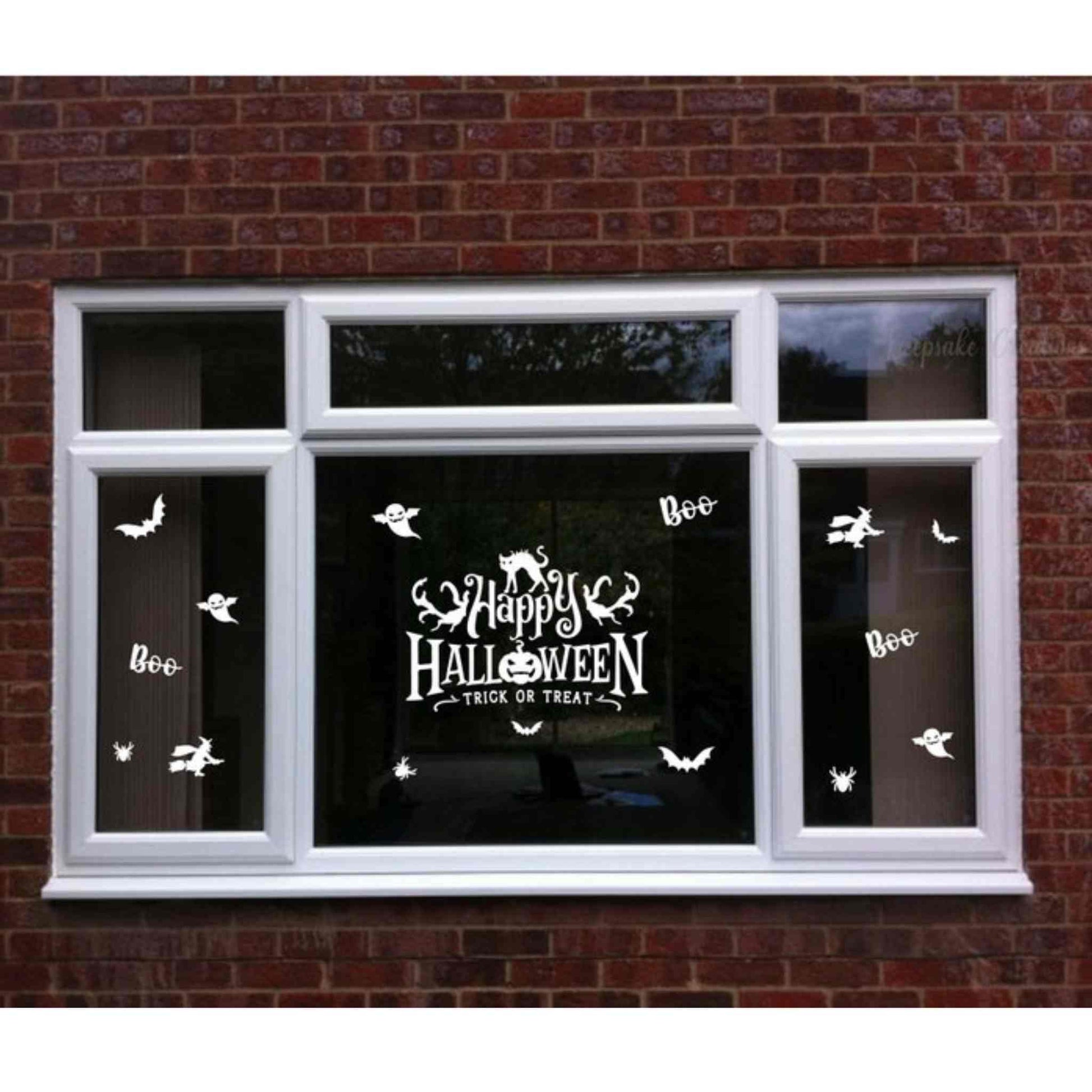 Stickere de Halloween cu lilieci si fantome si textul "Happy Halloween", albe, pentru geam sau perete.