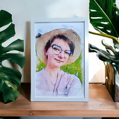 Tablou personalizat cu poza ta, efect watercolor, rama alba, format A4.