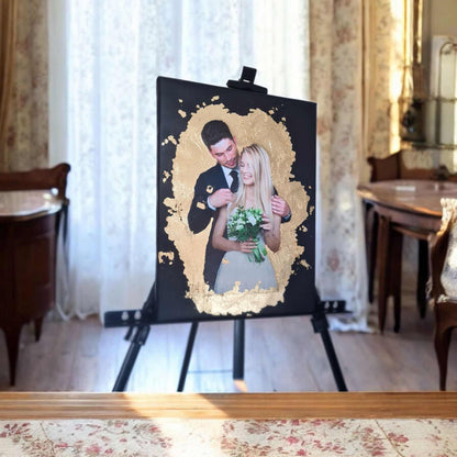 Tablou personalizat cu foita de aur si poza ta, format A3 pe fundal negru.