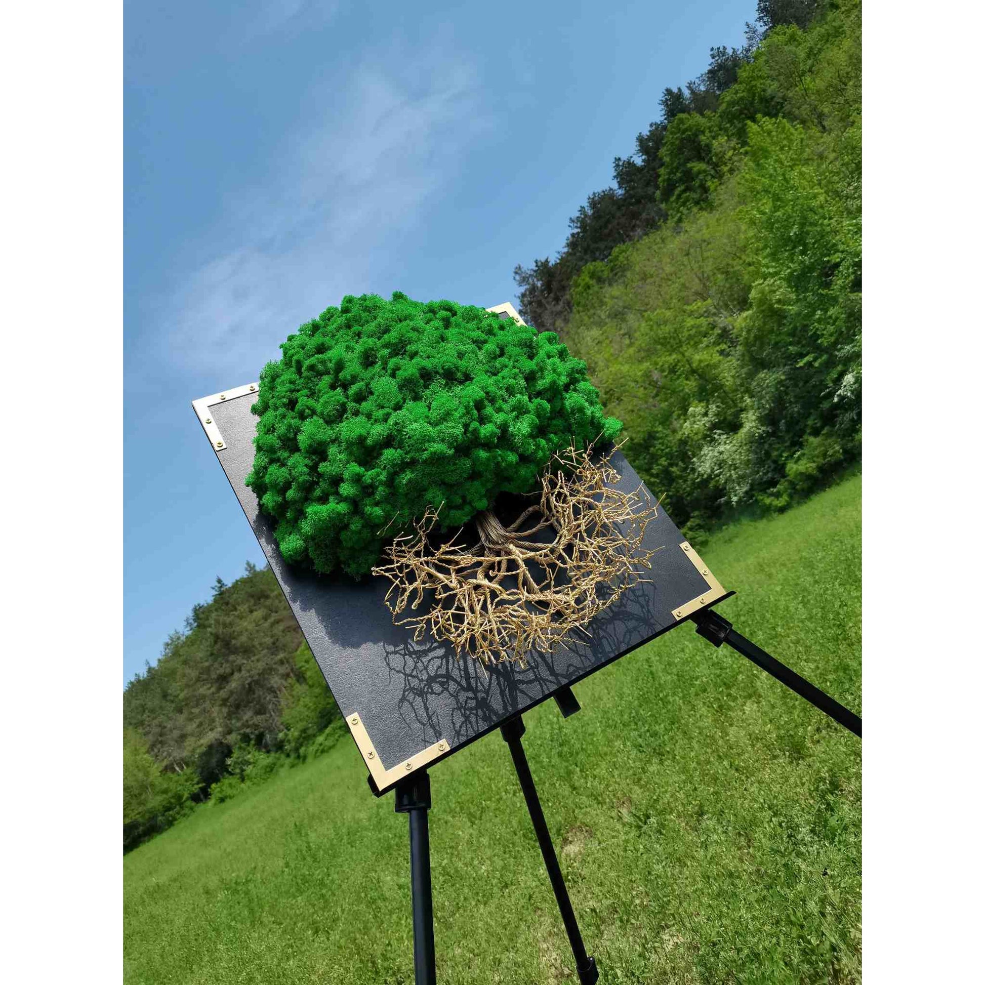 Tablou cu licheni naturali si sarma rasucita manual, Wiretree, un copac handmade, un colt de natura.