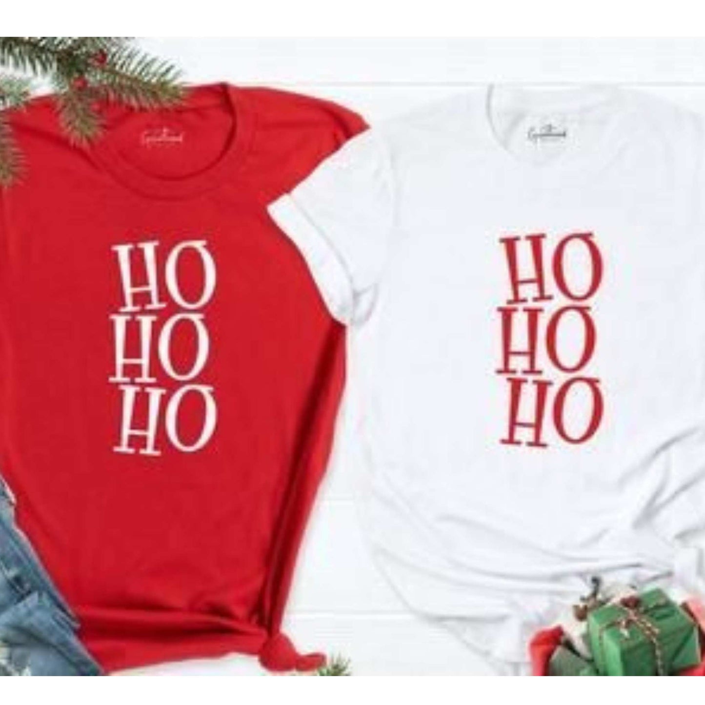 Tricouri de Craciun, de cuplu, personalizat cu textul "HO HO HO" si imprimeu de Craciun de calitate.