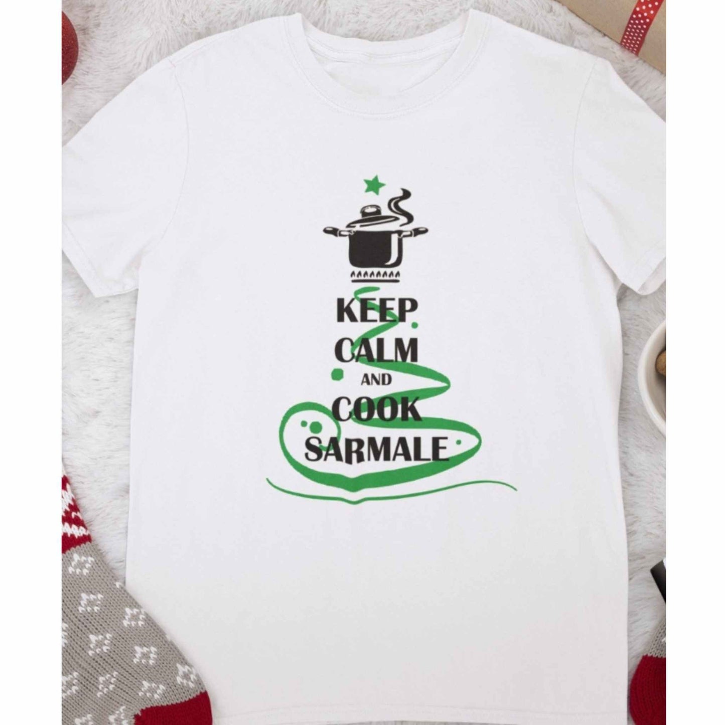 Tricou de Craciun alb, personalizat cu text amuzant "Keep calm and cook sarmale", 100% bumbac.