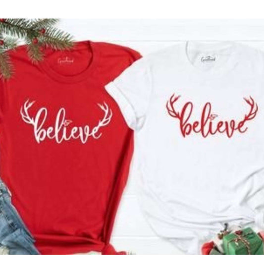 Tricouri de cuplu, de Craciun, personalizat cu textul "Believe", 100% bumbac. Imprimeu de Craciun.