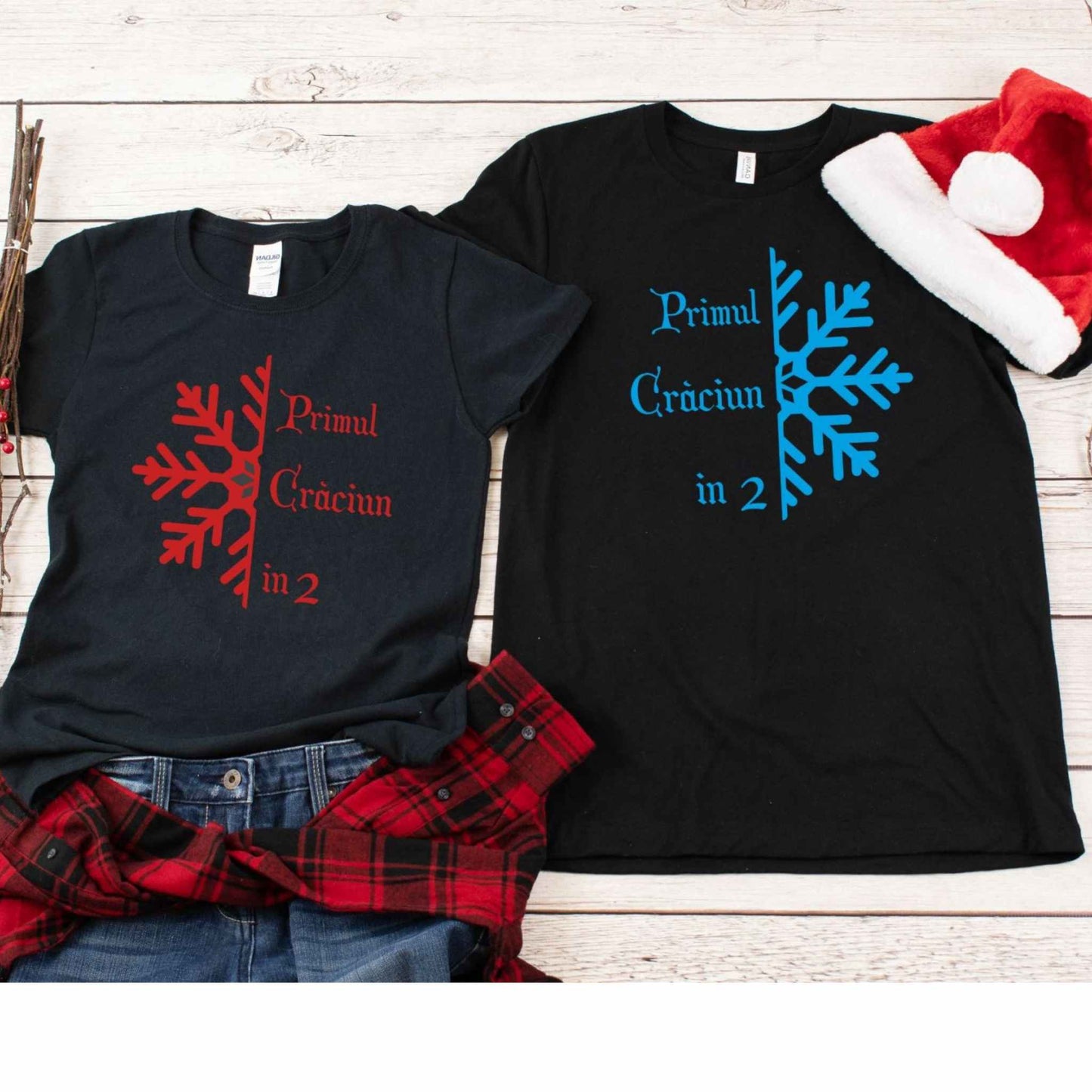 Tricouri de Craciun de cuplu, personalizat cu text "Primul Craciun in doi". Tricouri de Craciun pentru cupluri.
